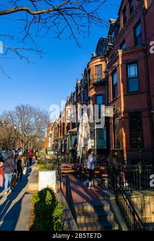 Boston ma USA - circa marzo 2020 - Newbury Street, situato nell'area di Back Bay di Boston Foto Stock