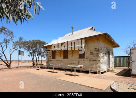 Vecchio edificio in legno parte della vecchia stazione ferroviaria è in fase di restauro presso il remoto campeggio Outback a Kingoonya, Australia Meridionale, SA, Australia Foto Stock