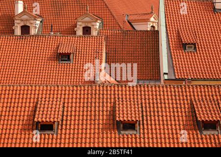 Tegole rosse in terracotta e finestre dormitori un mare ondulato di rosso, Palazzo Waldstein dal belvedere nel giardino Fürstenberg, Malá strana, Praga Foto Stock