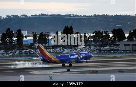 San Diego, California, Stati Uniti. 8th Mar, 2020. Un Boeing 737 della Southwest Airlines atterra all'Aeroporto Internazionale di San Diego dopo essere arrivato da San Antonio. Credit: Kc Alfred/Zuma Wire/Alamy Live News Foto Stock