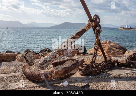 enorme arrugginita ancora su un porto in una giornata di sole Foto Stock