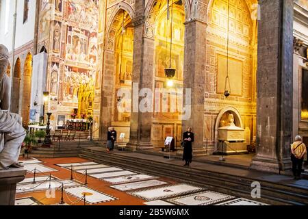 L'interno della Basilica di Santa Croce a Firenze Foto Stock