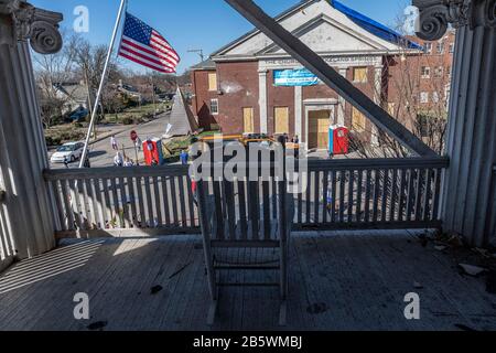 Nashville, Tennessee, Stati Uniti. 8th Mar, 2020. Una sedia a dondolo si trova sul 2nd piano della storica Holly Street Fire Station a East Nashville, Tennessee, il 8th marzo 2020, dopo che è stato pesantemente danneggiato da un tornado il marzo 3rd. Attivata nel 1914, Engine Company 14 è la più antica stazione antincendio attiva di Nashville. Credito: Lisseth Norton/Zuma Wire/Alamy Live News Foto Stock