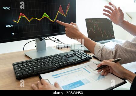 Business team investimento imprenditore Trading discussione e analisi grafico mercato azionario in trader ufficio. Concetto di cambio finanziario aziendale. Foto Stock