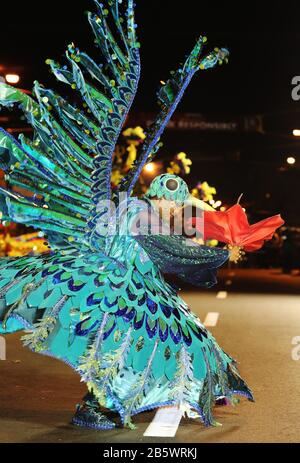 Port OF SPAIN, TRINIDAD - 20 FEBBRAIO: Azella Mills ritrae Hummingbird in volo completo durante la Junior Queen, King e Privati delle finali di Carnevale a Foto Stock