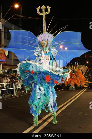 Port OF SPAIN, TRINIDAD - 20 FEBBRAIO: Peter Trepte ritrae Neputo nella danza durante la Junior Queen, King e Privati delle finali di Carnevale ad Adam Foto Stock