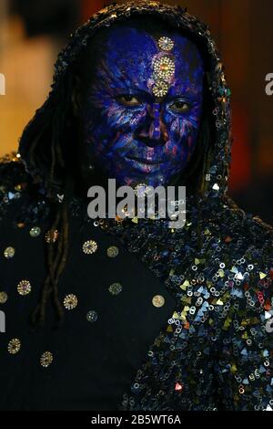 Port OF SPAIN, TRINIDAD - 20 FEBBRAIO: Junior Elias Andrews ritrae Blackness il potere Della Melanina durante la Regina Junior, Re e Gli Individui di Carniv Foto Stock