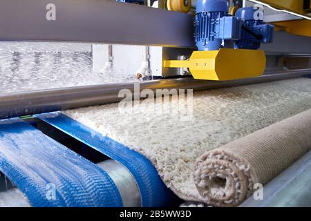 Linea industriale automatica per lavaggio e pulizia tappeti Foto Stock