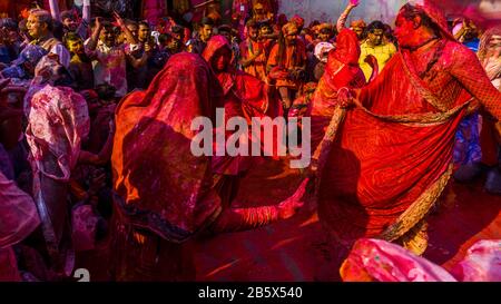 Transgender holi nel festival Mathura holi. Persone che ballano e giocano holi Foto Stock