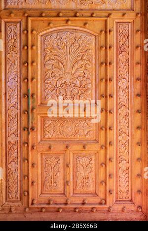 Porta di legno del tempio. Nandgaon Foto Stock