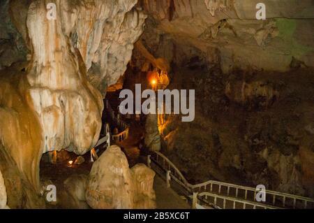 All'interno del Tham Jang grotta in Vang Vieng, Laos. Foto Stock