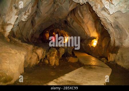 All'interno del Tham Jang grotta in Vang Vieng, Laos. Foto Stock