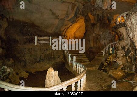 All'interno del Tham Jang grotta in Vang Vieng, Laos. Foto Stock