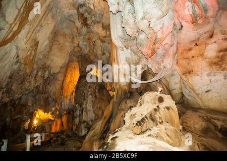 All'interno del Tham Jang grotta in Vang Vieng, Laos. Foto Stock