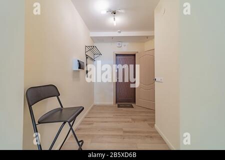 Ingresso vuoto in appartamento a basso costo in colori beige nessuno all'interno Foto Stock