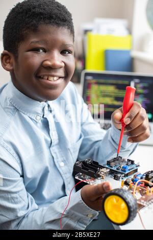 Ritratto Della Pupilla Maschile Della Scuola Superiore Costruzione Di Automobile Robot Nella Lezione Di Scienza Foto Stock