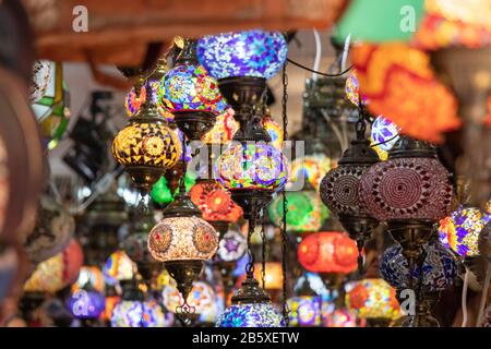 Lampade colorate in tacchino mosaico di vetro al mercato di palma, maiorca, spagna Foto Stock