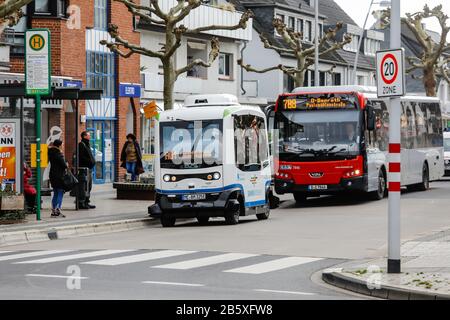 Monheim am Rhein, Renania Settentrionale-Vestfalia, Germania - Guida Autonoma autobus elettrici in servizio regolare, modello EZ10 della società EasyMile. Monhei Foto Stock