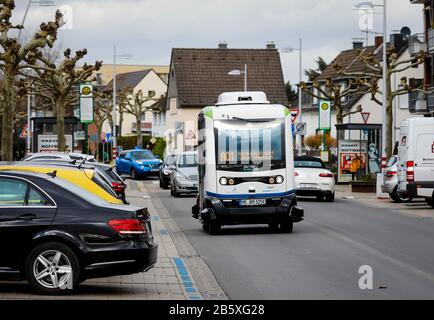 Monheim am Rhein, Renania Settentrionale-Vestfalia, Germania - Guida Autonoma autobus elettrici in servizio regolare, modello EZ10 della società EasyMile. Monhei Foto Stock