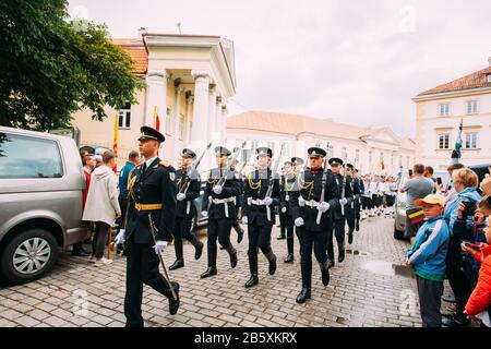 Vilnius, Lituania. Giovani ufficiali del lituano Air Force prendere parte alla parata di statualità giorno sulla piazza vicino al Palazzo Presidenziale. Vacanze a Commemo Foto Stock