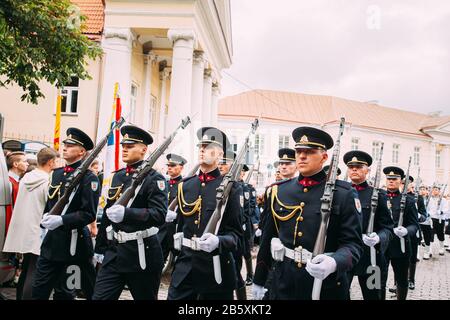 Vilnius, Lituania. Giovani ufficiali del lituano Air Force prendere parte alla parata di statualità giorno sulla piazza vicino al Palazzo Presidenziale. Vacanze a Commemo Foto Stock