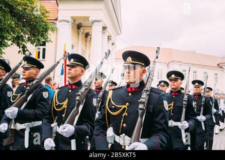 Vilnius, Lituania. Giovani ufficiali del lituano Air Force prendere parte alla parata di statualità giorno sulla piazza vicino al Palazzo Presidenziale. Vacanze a Commemo Foto Stock