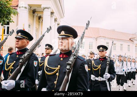 Vilnius, Lituania. Giovani ufficiali del lituano Air Force prendere parte alla parata di statualità giorno sulla piazza vicino al Palazzo Presidenziale. Vacanze a Commemo Foto Stock