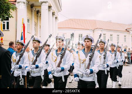 Vilnius, Lituania. Giovani Ufficiali Della Forza Navale Lituana Partecipano Alla Parata Nella Giornata Della Staterie In Piazza Vicino Al Palazzo Presidenziale. Vacanza A Comme Foto Stock