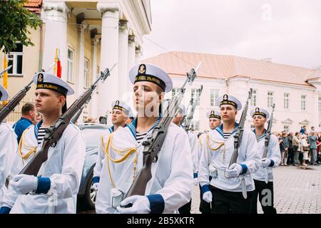 Vilnius, Lituania. Giovani Ufficiali Della Forza Navale Lituana Partecipano Alla Parata Nella Giornata Della Staterie In Piazza Vicino Al Palazzo Presidenziale. Vacanza A Comme Foto Stock