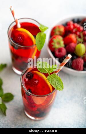 Estate Fresca berry drink con limone e menta. Foto Stock