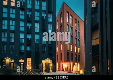 Tallinn, Estonia. Vista Della Città Storica Di Rotermann In Illuminazione Serale. Il Quartiere Di Rotermann Include Vecchi Edifici Industriali Con Una Nuova Funzione Foto Stock