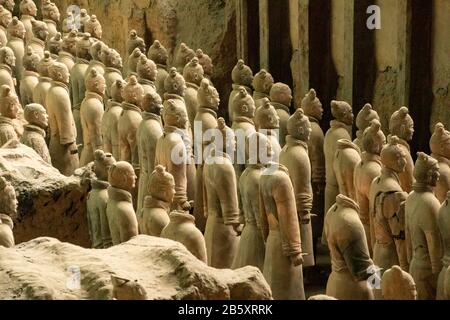 Statue dell'Esercito di Terracotta, Pit 1, mausoleo del Primo Imperatore Qin Shi Huang, Distretto di Lintong, Xi'an, provincia di Shaanxi, Cina Foto Stock