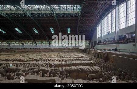 L'Esercito Di Terracotta, Pit 1, Mausoleo Del Primo Imperatore Qin Qin Shi Huang, Distretto Di Lintong, Xi'An, Provincia Di Shaanxi, Cina Foto Stock