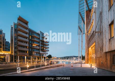 Oslo, Norvegia. Vista Notturna Di Case Residenziali A Più Piani Nel Quartiere Di Aker Brygge. Serata Estiva. Zona Residenziale. Luogo Famoso E Popolare. Foto Stock