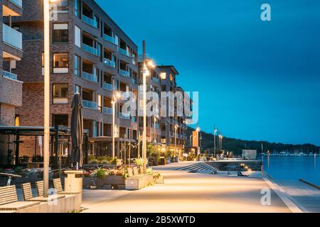 Oslo, Norvegia. Vista notturna Embankment e residenziale a più piani casa sulla strada Sorengkaia In Gamle Oslo distretto. Zona residenziale in serata estiva Foto Stock