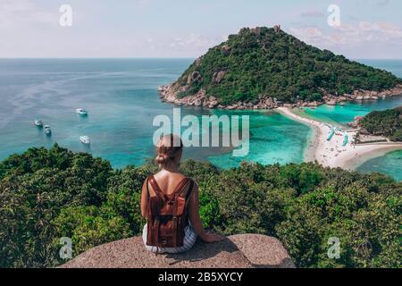 Viaggiatore a Koh Nang Yuan viewpoin Thailandia Foto Stock