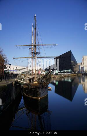 Nave alta ormeggiata a Liverpool Foto Stock