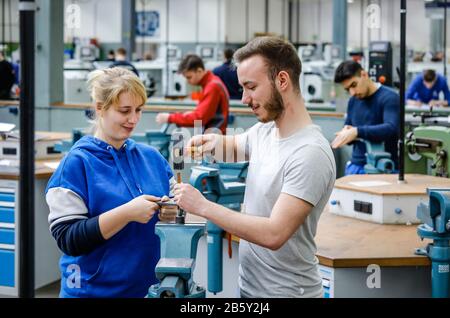 Remscheid, Renania Settentrionale-Vestfalia, Germania - apprendisti nelle professioni del metallo qui al centro di formazione di base, di formazione professionale del Remscheid Foto Stock