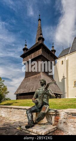 Statua del giocatore di liuto, campanile in legno presso la chiesa calvinista di Nyirbator, regione della Grande pianura ungherese settentrionale, contea di Szabolcs-Szatmar-Bereg, Ungheria Foto Stock