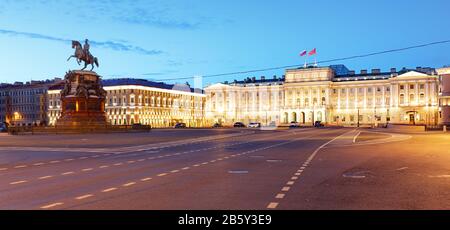 Russia, Costruzione di assemblea legislativa di San Pietroburgo, Isaak Square, la notte - palazzo Mariinsky Foto Stock