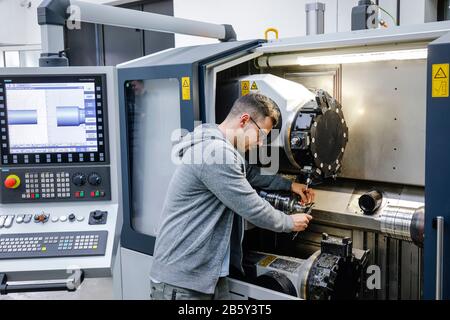 Remscheid, Renania Settentrionale-Vestfalia, Germania - apprendista nelle professioni del metallo, qui in una macchina utensile CNC, centro di formazione professionale del Remscheid Foto Stock