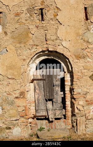 Una vecchia porta di legno in un edificio in Toscana Italia Europa. Foto Stock