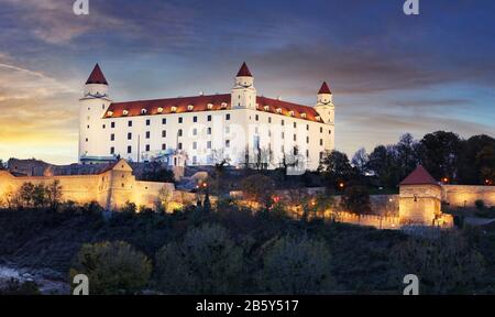 Il castello di Bratislava al tramonto, Slovacchia Foto Stock