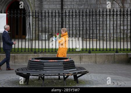 I fiori ricevuti dal Duca e Duchessa di Cambridge sulla loro passeggiata fuori Tig Cóilí Bar a Galway sono consegnati a un Aide in attesa. Foto Stock