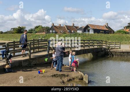 Scena estiva nella località balneare di Walberwick, Suffolk, Regno Unito; festa per la pesca dei granchi. Foto Stock