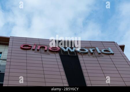 Il logo Cineworld sull'esterno del Cineworld Building nel centro di Glasgow, Scozia Foto Stock