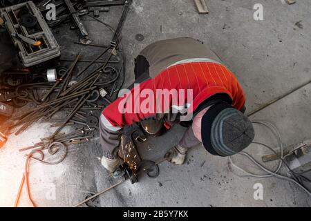 Lavorazione dei metalli in garage . Forgiatura e produzione di prodotti metallici Foto Stock