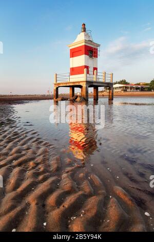 Spiaggia con faro in Italia resort Lignano di sunrise Foto Stock