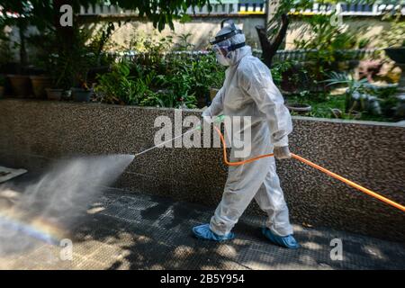 9 marzo 2020, San Juan, Metro Manila, Filippine: Un lavoratore in tuta protettiva disinfetta una scuola a San Juan City in mezzo a nuovi casi del romanzo del 2019 coronavirus nelle Filippine. Il paese è stato sottoposto ad un'emergenza sanitaria pubblica in seguito ai recenti casi di coronavirus. (Credit Image: © Lisa Marie David/Zuma Wire) Foto Stock