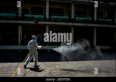 9 marzo 2020, San Juan, Metro Manila, Filippine: Un lavoratore in tuta protettiva disinfetta una scuola a San Juan City in mezzo a nuovi casi del romanzo del 2019 coronavirus nelle Filippine. Il paese è stato sottoposto ad un'emergenza sanitaria pubblica in seguito ai recenti casi di coronavirus. (Credit Image: © Lisa Marie David/Zuma Wire) Foto Stock